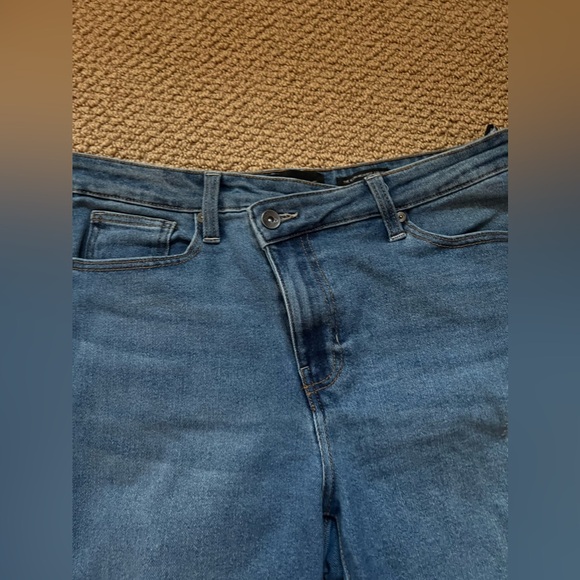 KENDALL + KYLIE Jeans - Picture 4 of 5